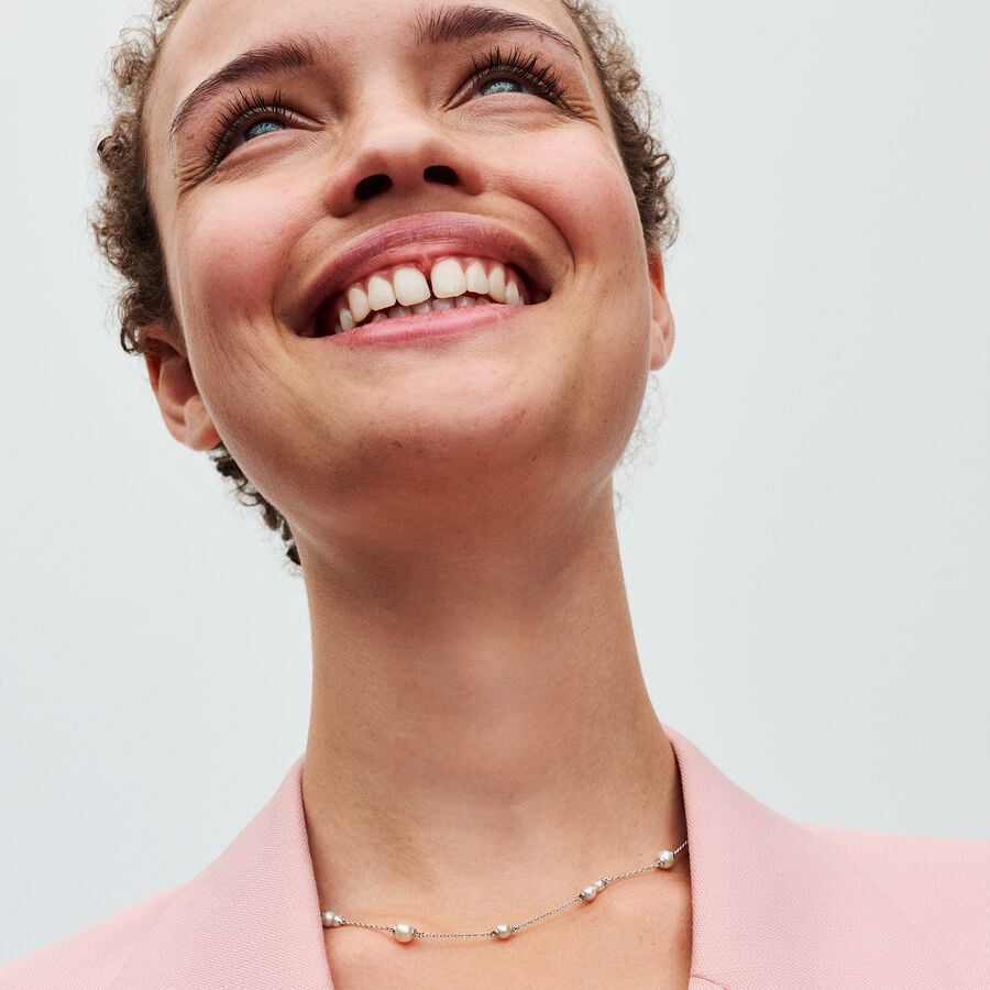 Collier avec perles de culture d’eau douce traitées espacées