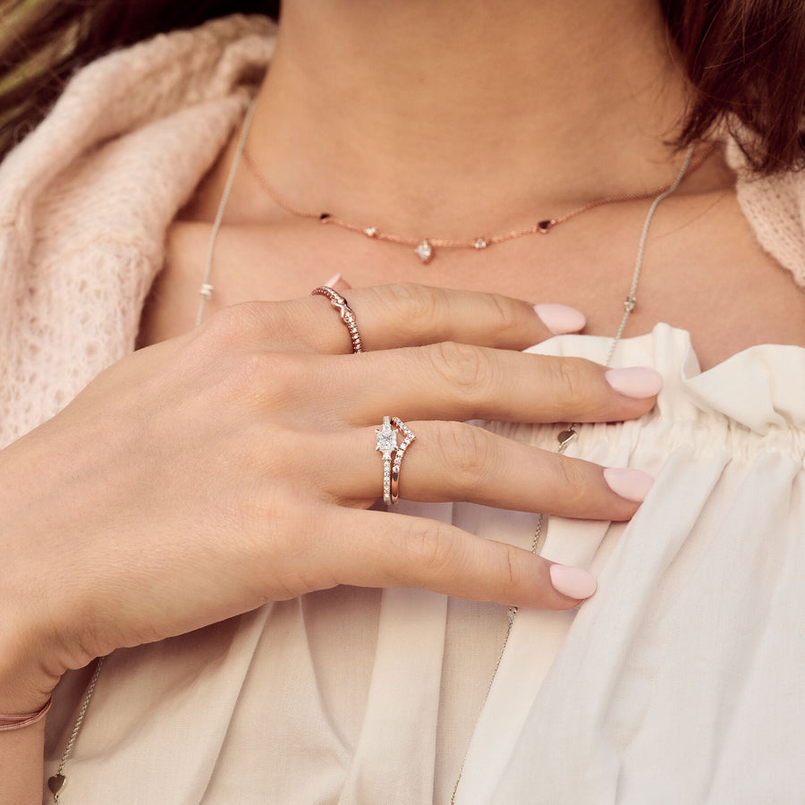 Bague forme en V avec pierres blanches or rose